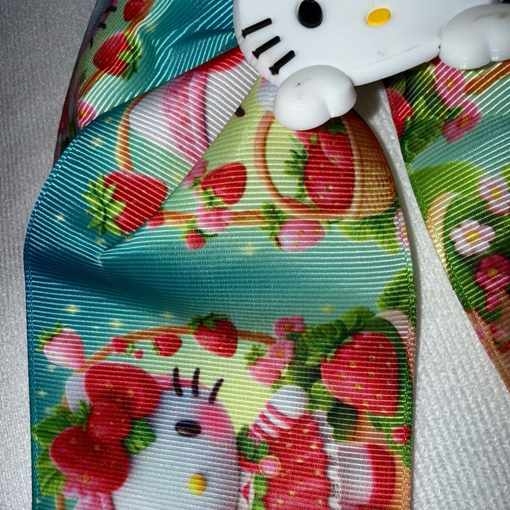 Hello Kitty With Strawberry - Picture 4 of 6